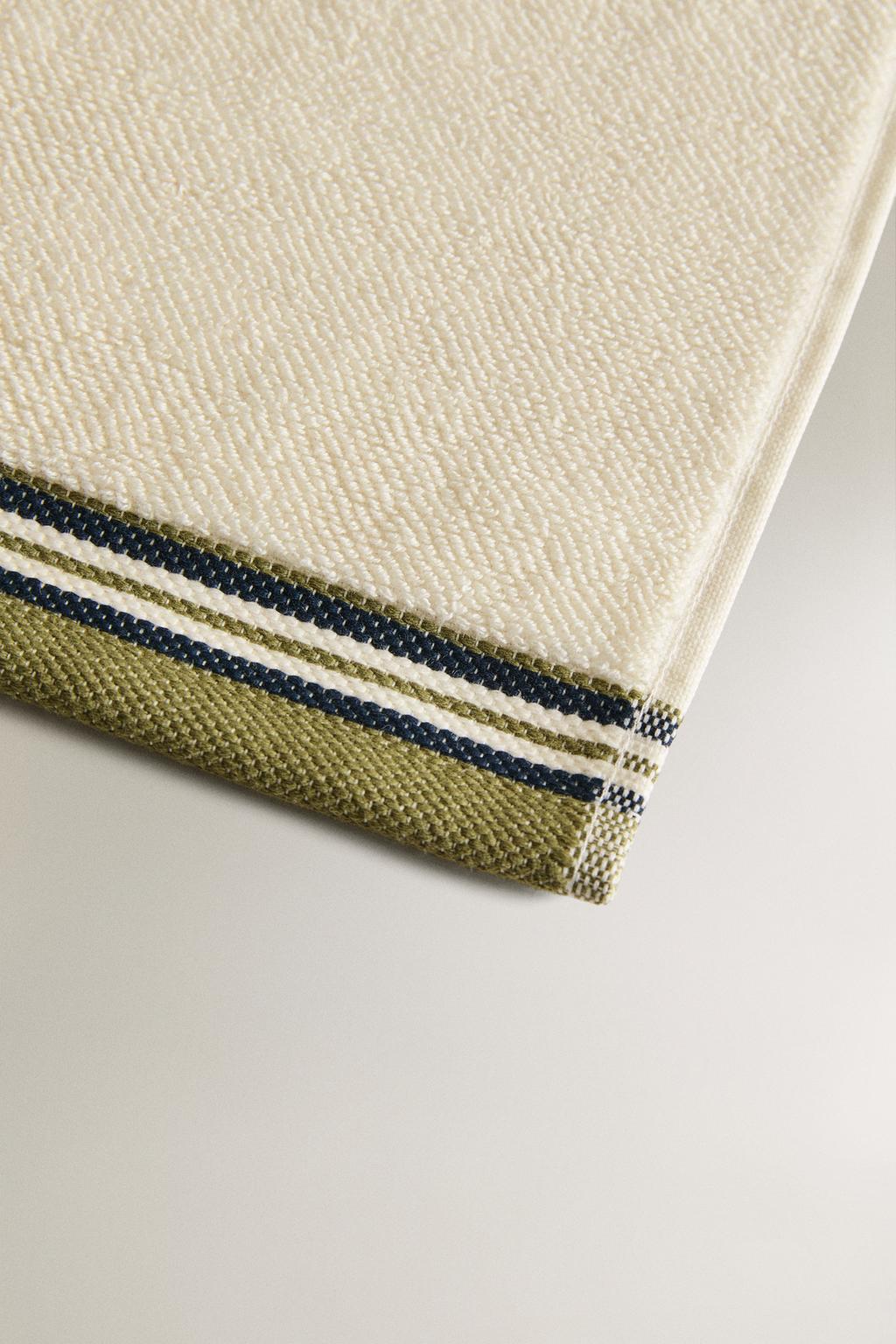 Ванные полотенце с рельефным узором и полосатой окантовкой