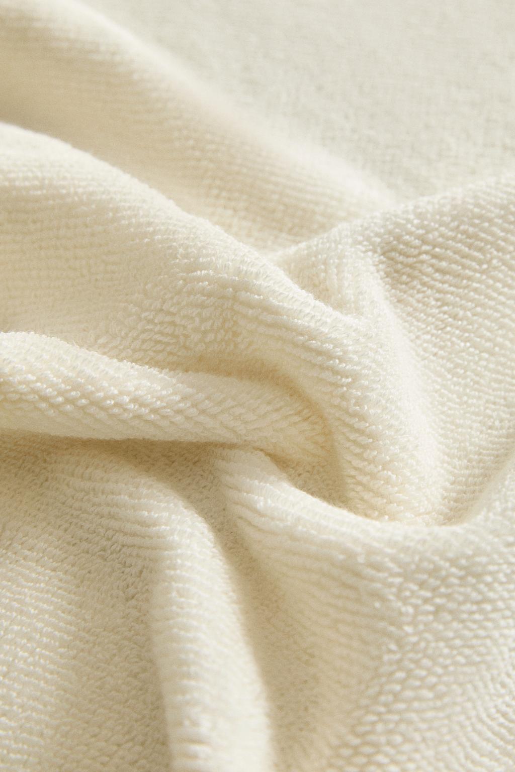 Ванные полотенце с рельефным узором и полосатой окантовкой