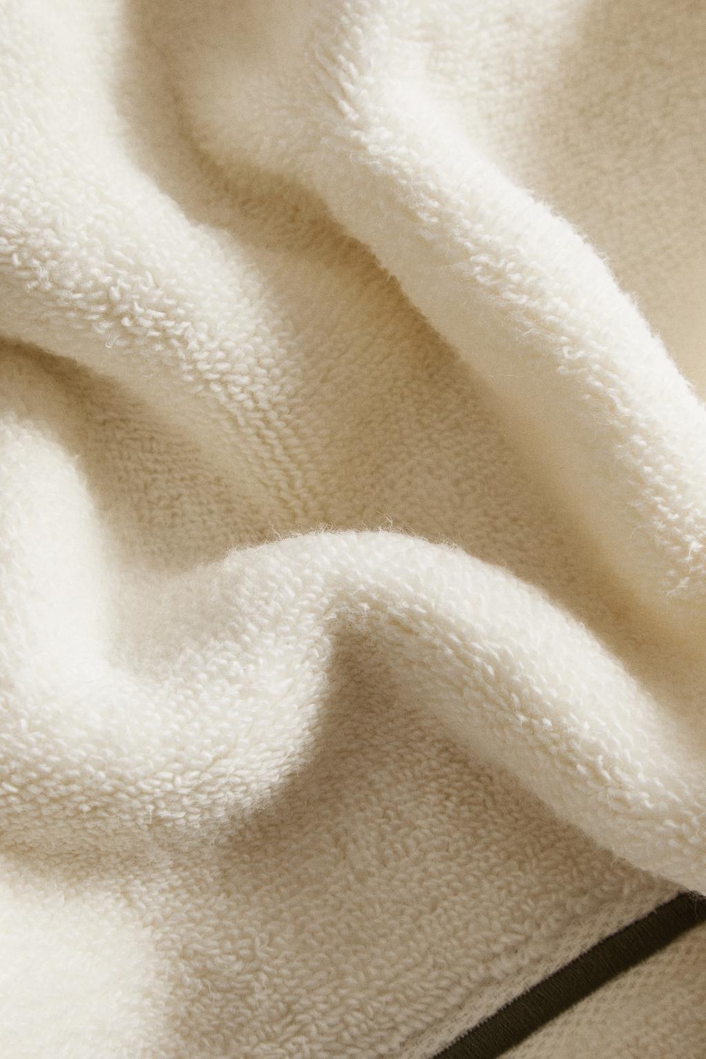 Мягкое ванные полотенце с вышитым отделкой