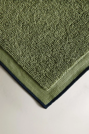 Полотенце для ванны с цветной строчкой