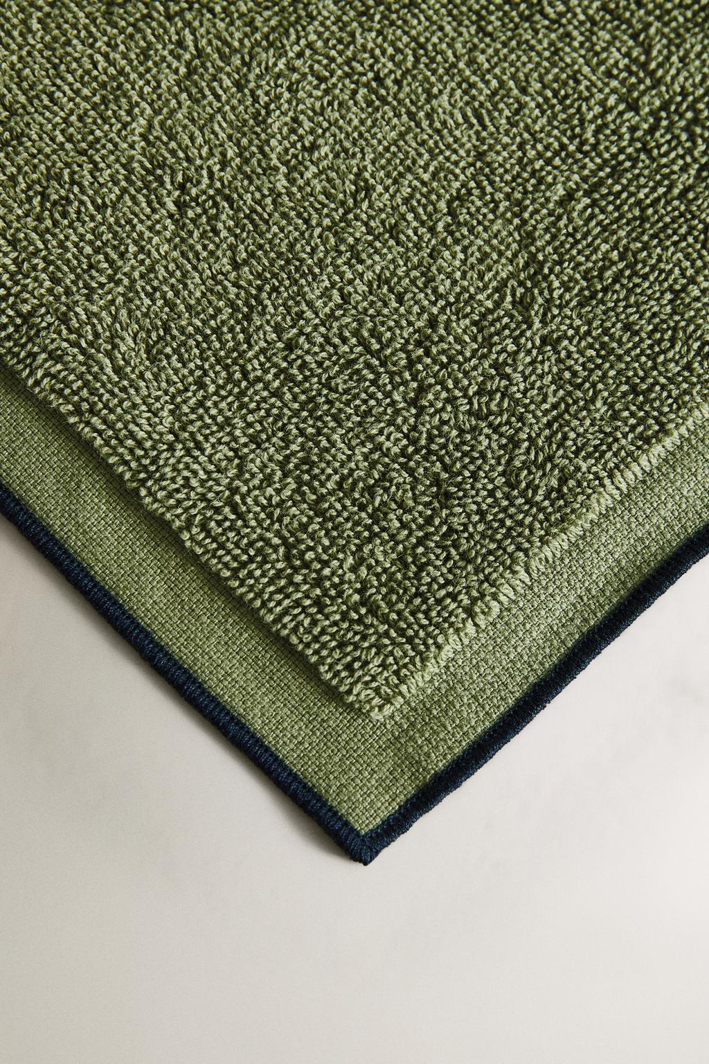 Полотенце для ванны с цветной строчкой