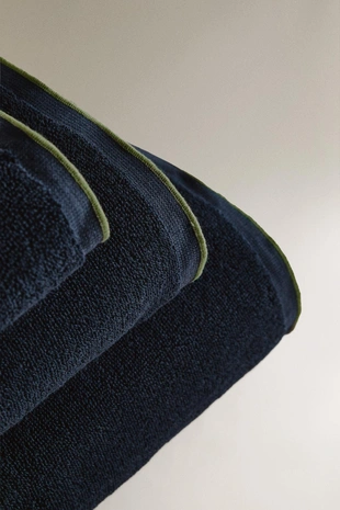 Полотенце для ванны с цветными стежками