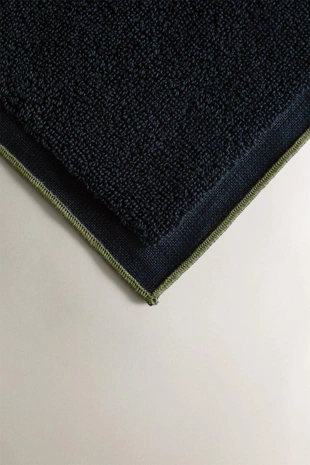 Полотенце для ванны с цветными стежками