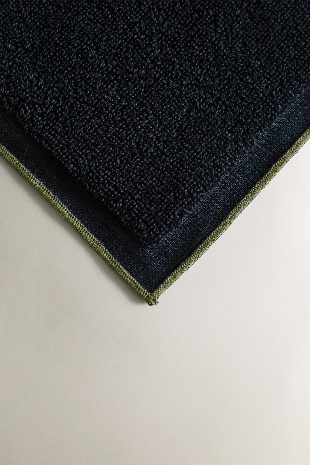 Полотенце для ванны с цветными стежками