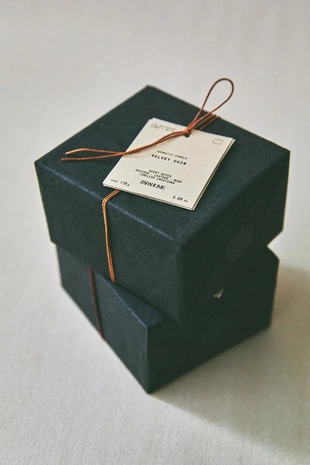 Ароматическая свеча VELVET CUIR (170 г)- Заказать в России