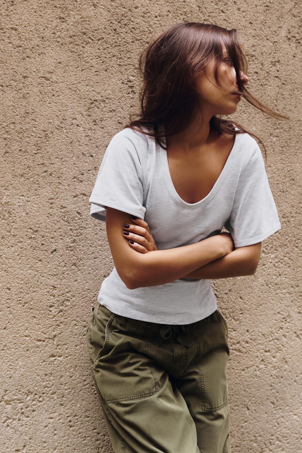 ФУТБОЛКА С КОРОТКИМ РУКАВОМ И ШИРОКИМ ВЫРЕЗОМ