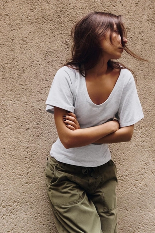 Футболка с коротким рукавом и широким вырезом- Заказать в России