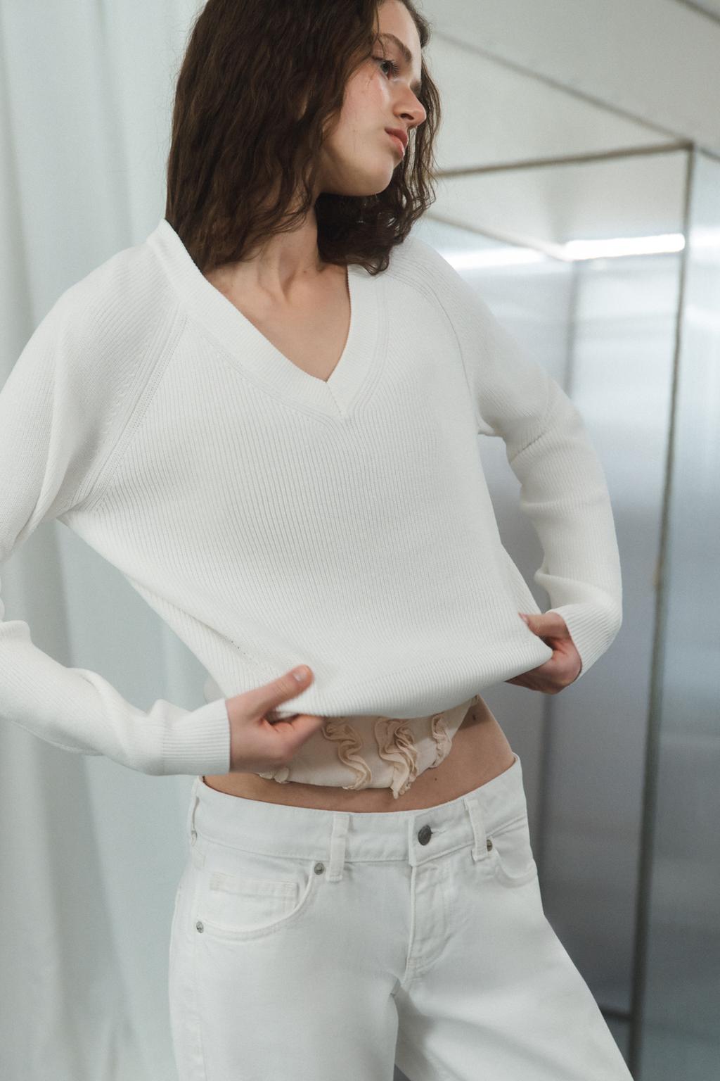 СВИТЕР С V-ОБРАЗНЫМ ВЫРЕЗОМ