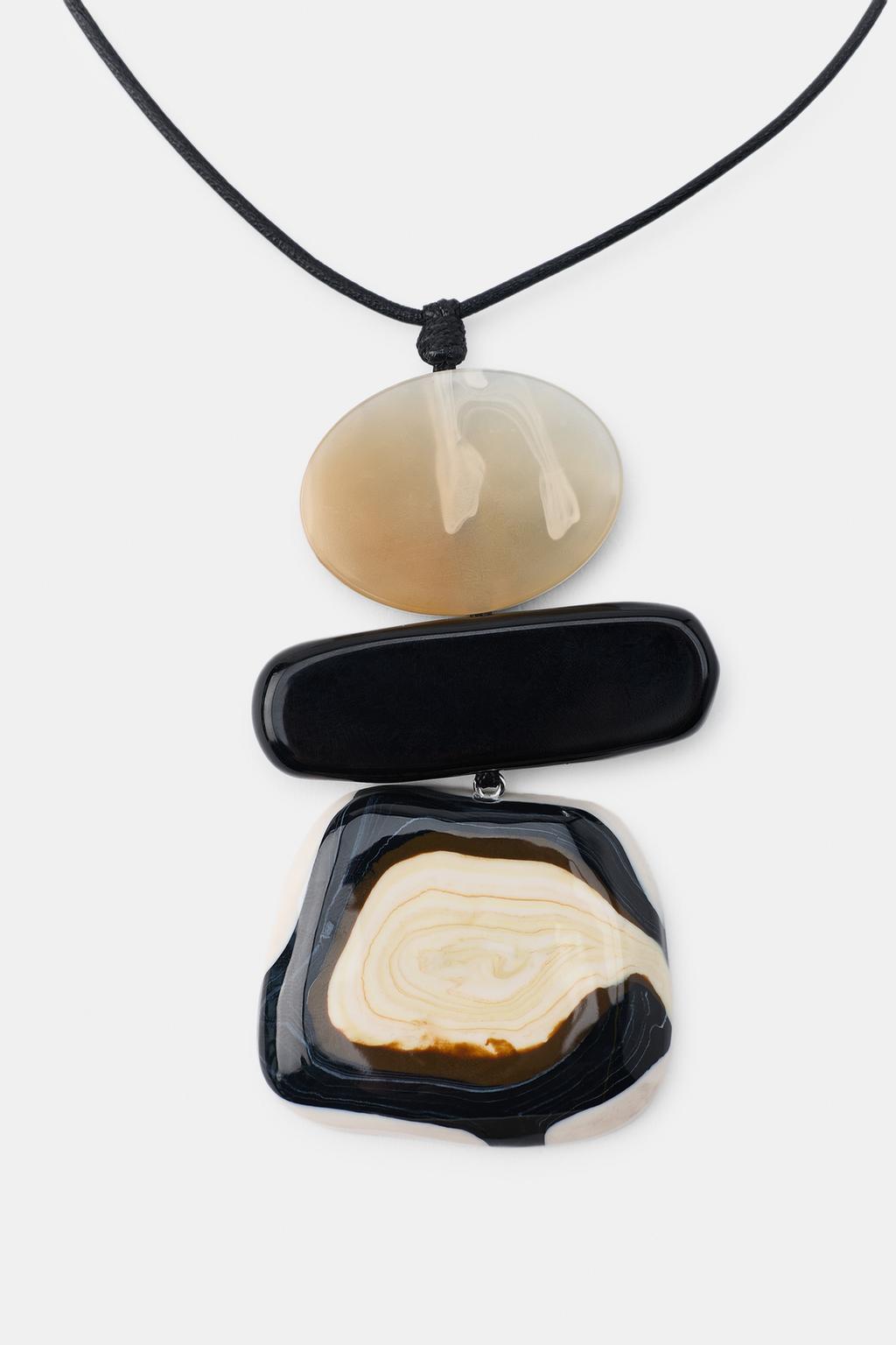 Кожаное колье с подвесками из смолы