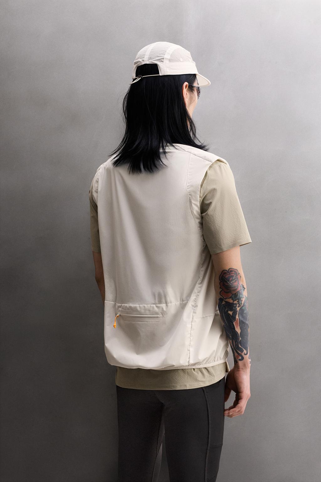 КОМБИНИРОВАННЫЙ УТЕПЛЕННЫЙ ЖИЛЕТ ИЗ ВЫСОКОТЕХНОЛОГИЧНОЙ ТКАНИ