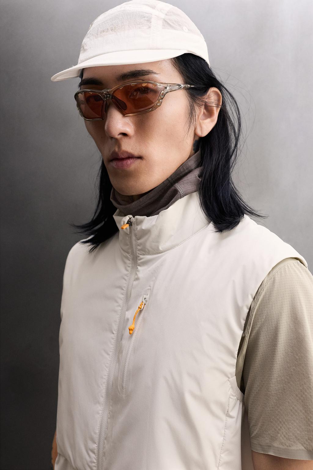 КОМБИНИРОВАННЫЙ УТЕПЛЕННЫЙ ЖИЛЕТ ИЗ ВЫСОКОТЕХНОЛОГИЧНОЙ ТКАНИ