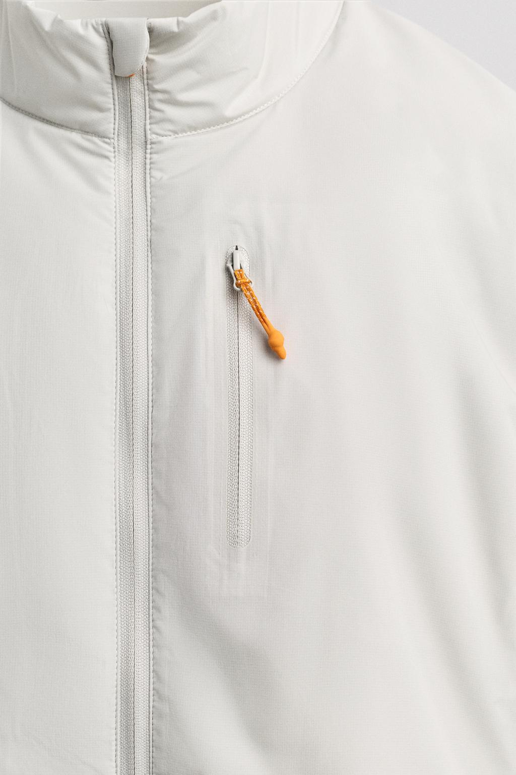 КОМБИНИРОВАННЫЙ УТЕПЛЕННЫЙ ЖИЛЕТ ИЗ ВЫСОКОТЕХНОЛОГИЧНОЙ ТКАНИ