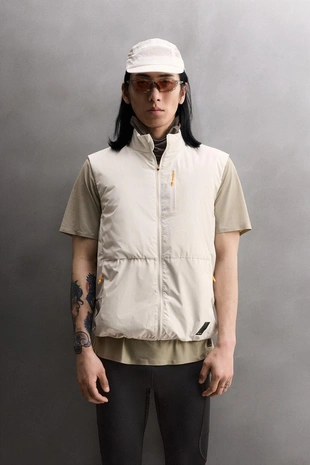 Комбинированный утепленный жилет из высокотехнологичной ткани- Заказать в России