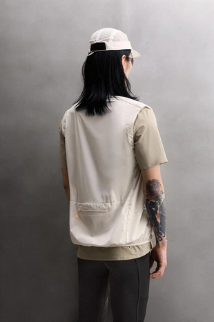 Комбинированный утепленный жилет из высокотехнологичной ткани- Заказать в России