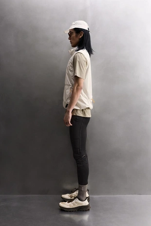 Комбинированный утепленный жилет из высокотехнологичной ткани- Заказать в России