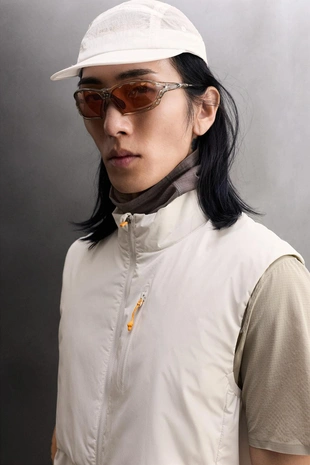 Комбинированный утепленный жилет из высокотехнологичной ткани- Заказать в России