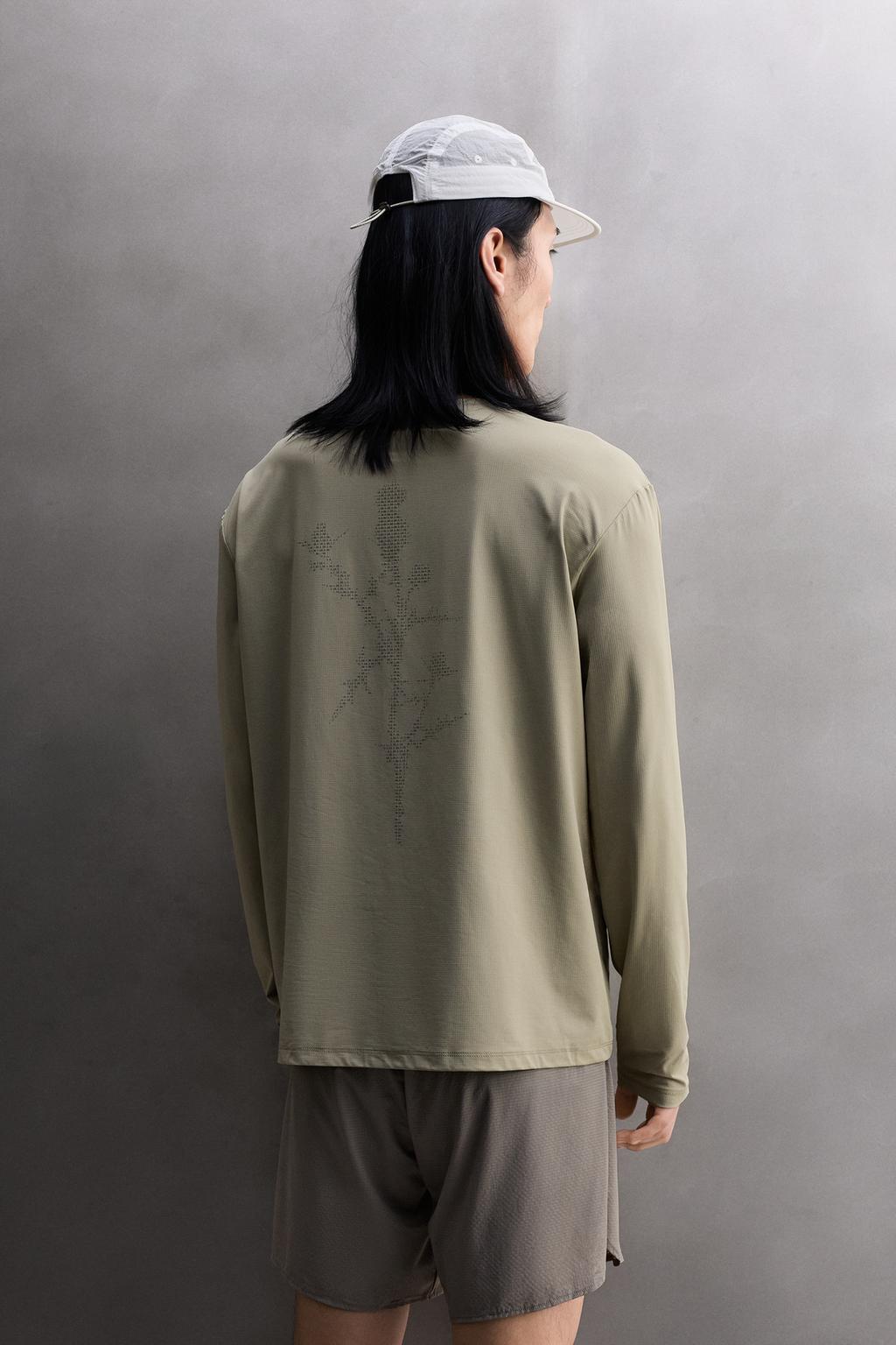 ФУТБОЛКА С ДЛИННЫМ РУКАВОМ И ГРАФИЧЕСКИМ ПРИНТОМ