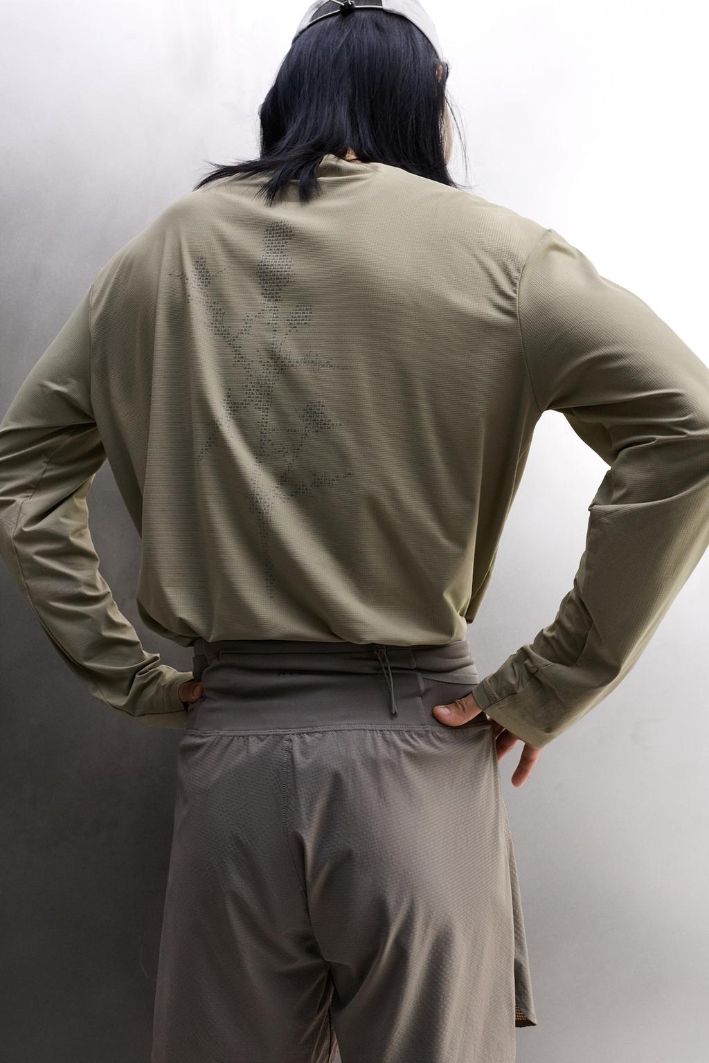 ФУТБОЛКА С ДЛИННЫМ РУКАВОМ И ГРАФИЧЕСКИМ ПРИНТОМ