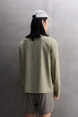 Футболка с длинным рукавом и графическим принтом- Заказать в России