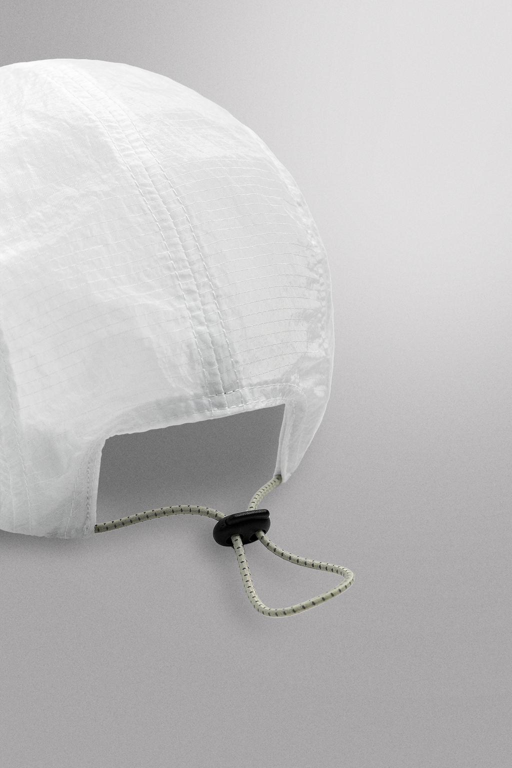 ЛЕГКАЯ КЕПКА ИЗ ВЫСОКОТЕХНОЛОГИЧНОЙ ТКАНИ