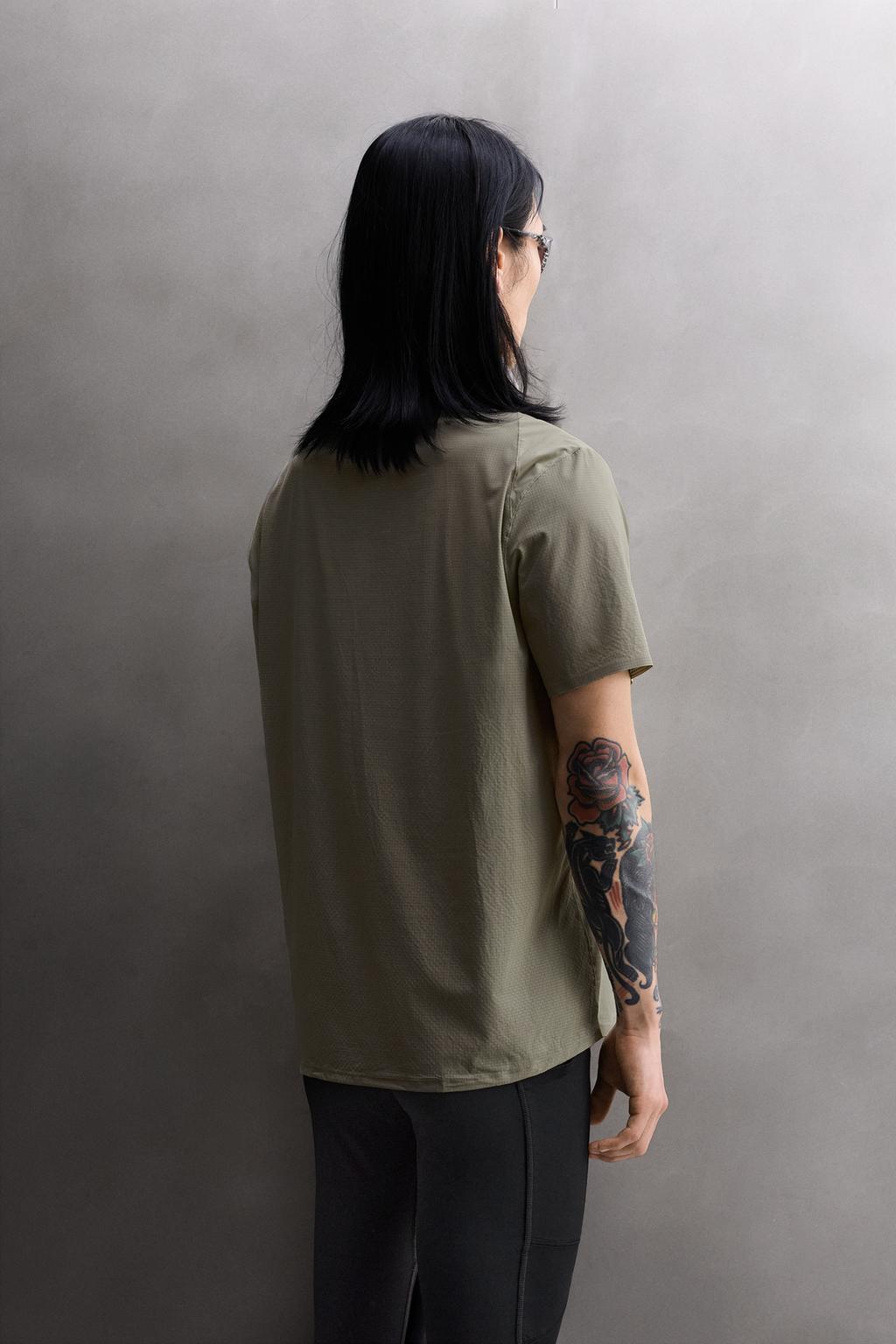 КОМБИНИРОВАННАЯ ТЕХНИЧЕСКАЯ ФУТБОЛКА ДЛЯ БЕГА