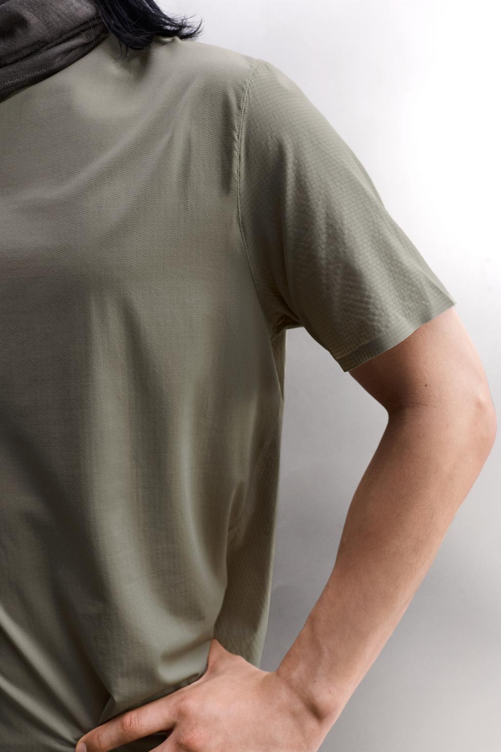 КОМБИНИРОВАННАЯ ТЕХНИЧЕСКАЯ ФУТБОЛКА ДЛЯ БЕГА