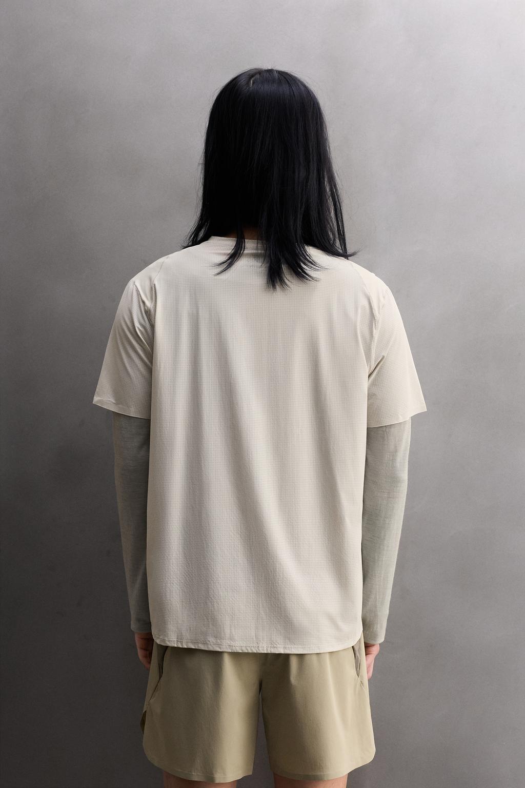 КОМБИНИРОВАННАЯ ТЕХНИЧЕСКАЯ ФУТБОЛКА ДЛЯ БЕГА