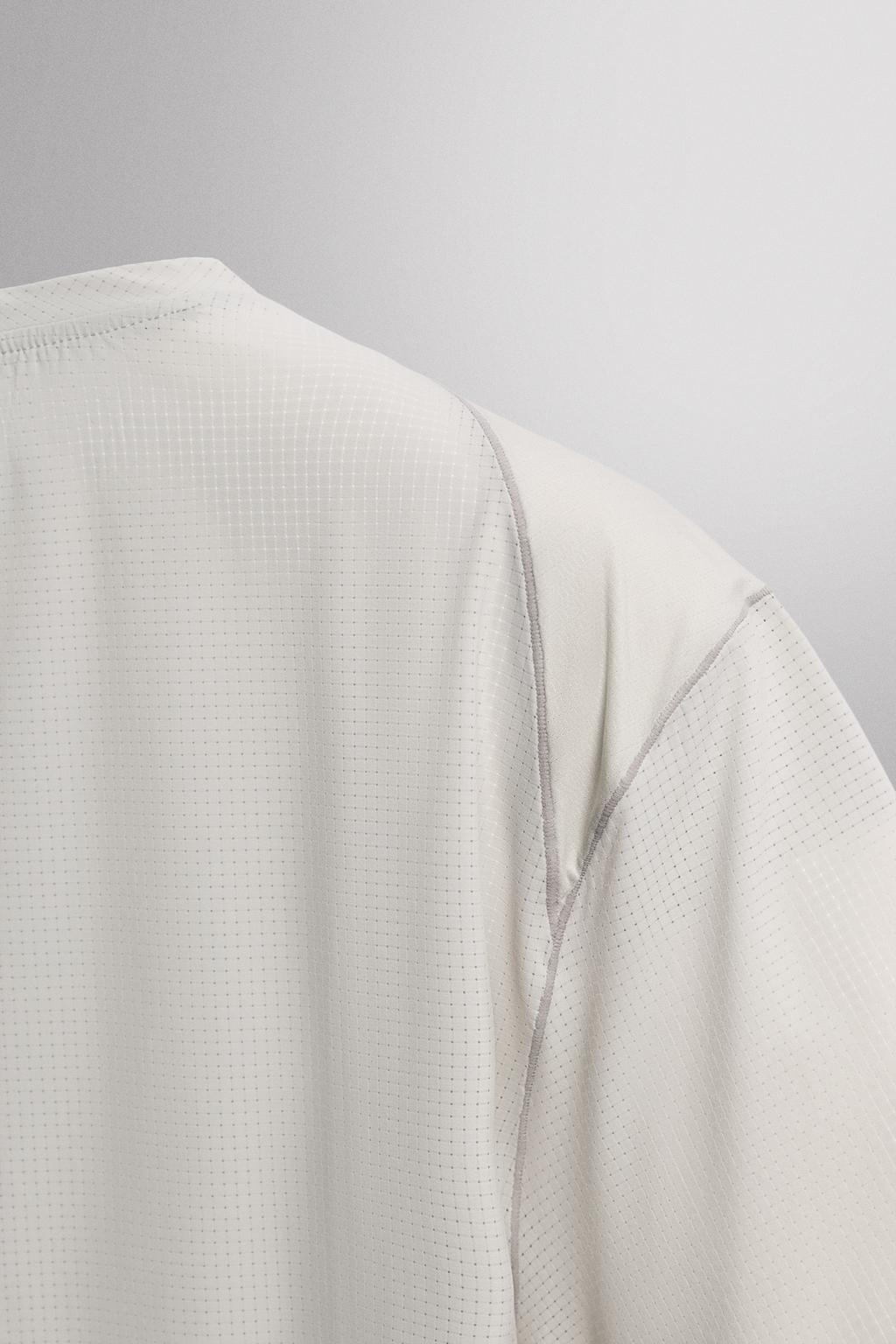 КОМБИНИРОВАННАЯ ТЕХНИЧЕСКАЯ ФУТБОЛКА ДЛЯ БЕГА