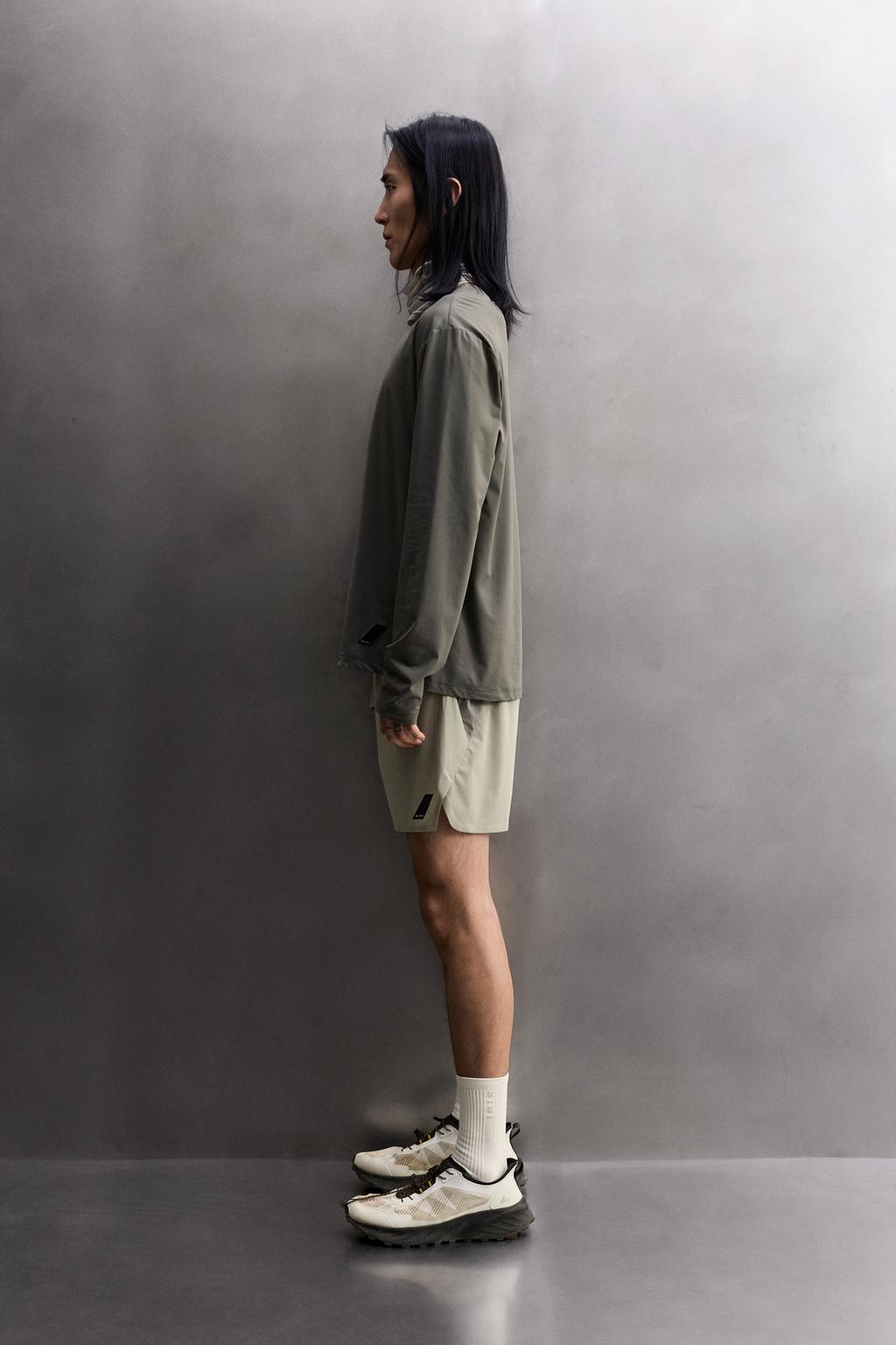 ЛОНГСЛИВ ИЗ ВЫСОКОТЕХНОЛОГИЧНОЙ ТКАНИ С ГРАФИЧЕСКИМ ПРИНТОМ