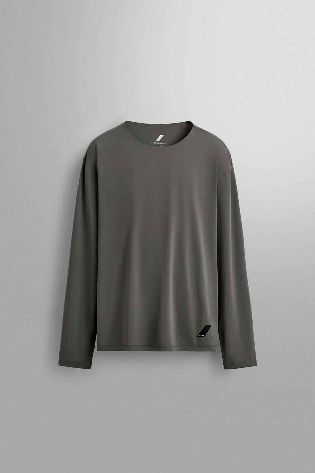 ЛОНГСЛИВ ИЗ ВЫСОКОТЕХНОЛОГИЧНОЙ ТКАНИ С ГРАФИЧЕСКИМ ПРИНТОМ