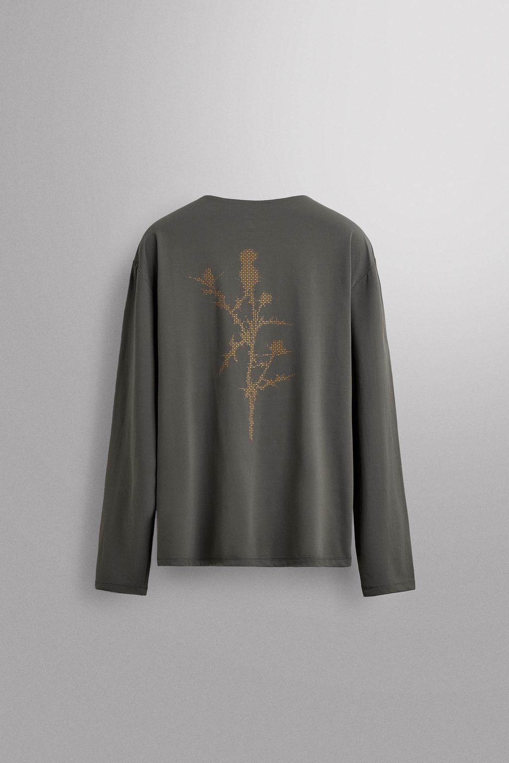 ЛОНГСЛИВ ИЗ ВЫСОКОТЕХНОЛОГИЧНОЙ ТКАНИ С ГРАФИЧЕСКИМ ПРИНТОМ