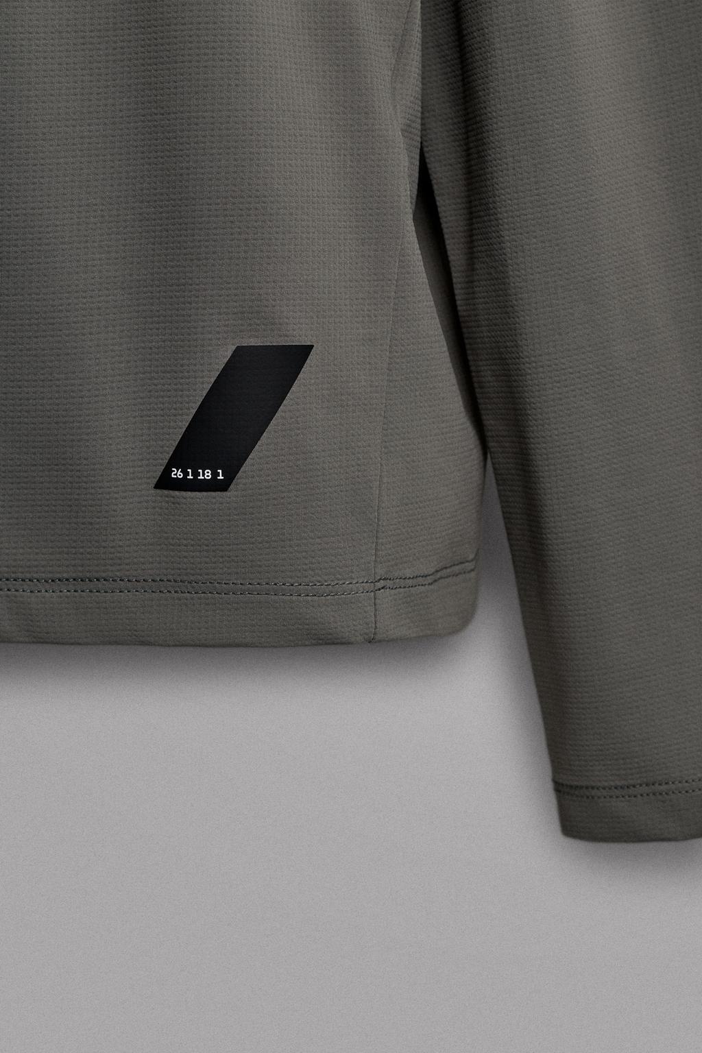 ЛОНГСЛИВ ИЗ ВЫСОКОТЕХНОЛОГИЧНОЙ ТКАНИ С ГРАФИЧЕСКИМ ПРИНТОМ