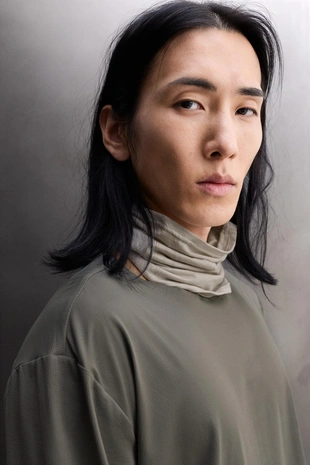 Лонгслив из высокотехнологичной ткани с графическим принтом- Заказать в России