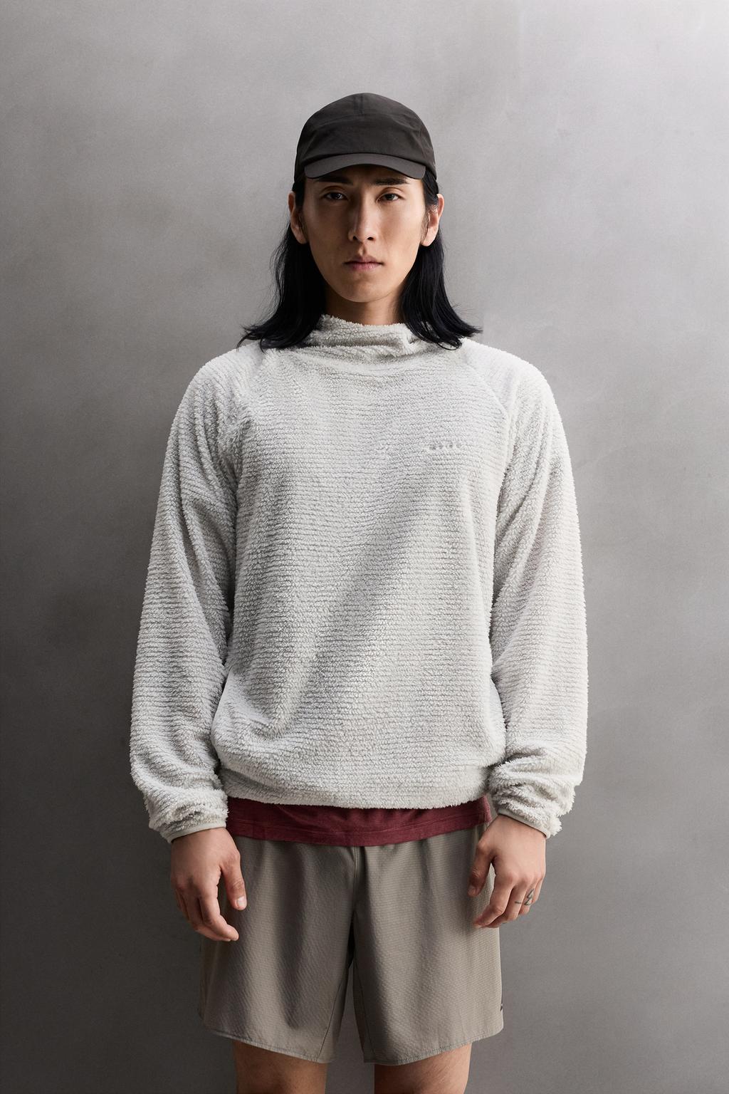 ФЛИСОВАЯ ТОЛСТОВКА С КАПЮШОНОМ И ТЕКСТУРОЙ