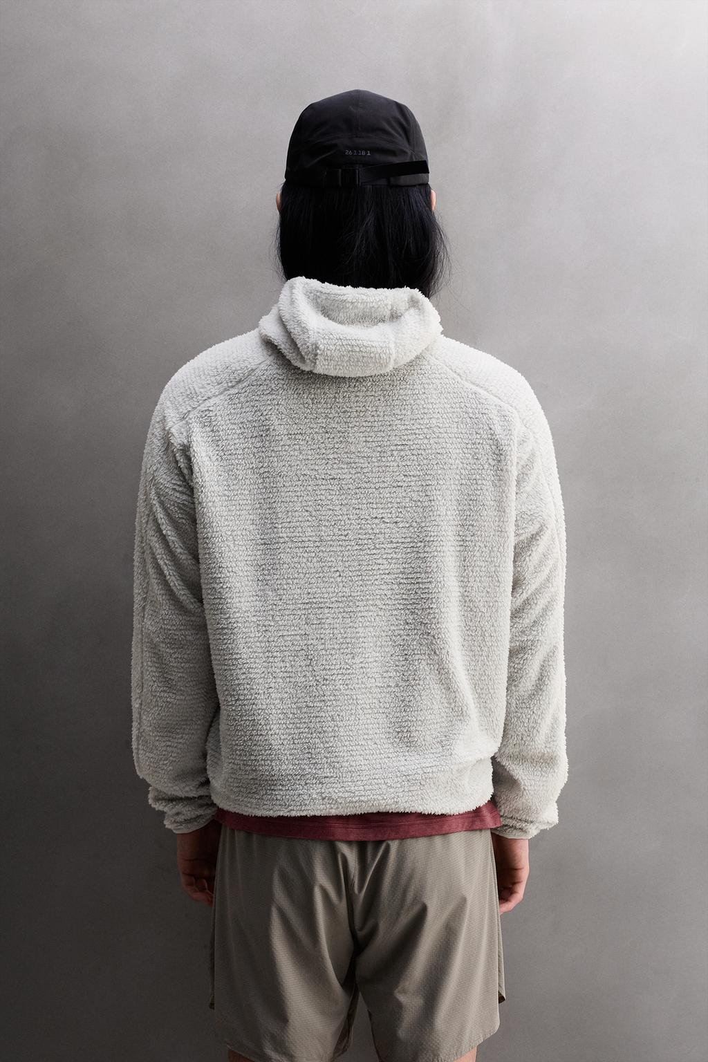 ФЛИСОВАЯ ТОЛСТОВКА С КАПЮШОНОМ И ТЕКСТУРОЙ