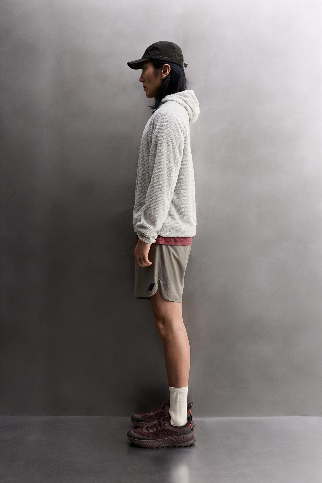 ФЛИСОВАЯ ТОЛСТОВКА С КАПЮШОНОМ И ТЕКСТУРОЙ