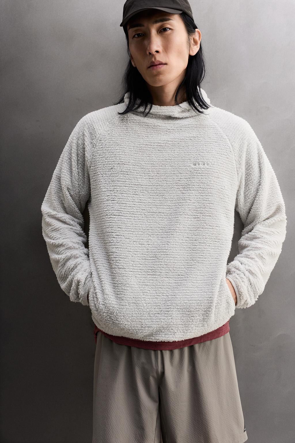 ФЛИСОВАЯ ТОЛСТОВКА С КАПЮШОНОМ И ТЕКСТУРОЙ