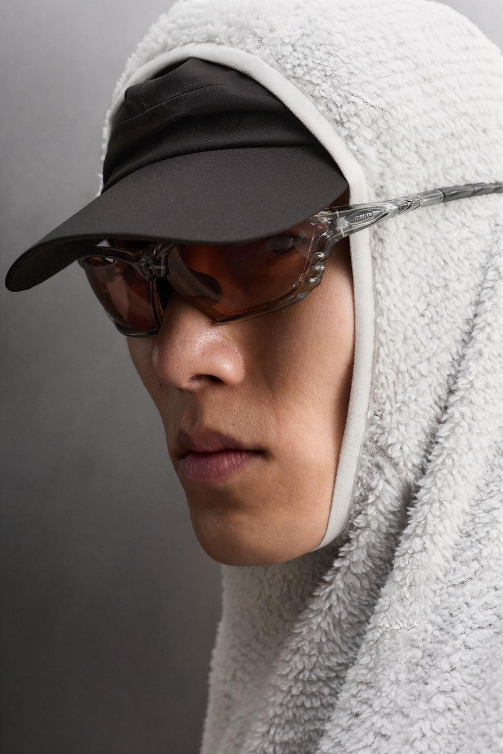 ФЛИСОВАЯ ТОЛСТОВКА С КАПЮШОНОМ И ТЕКСТУРОЙ