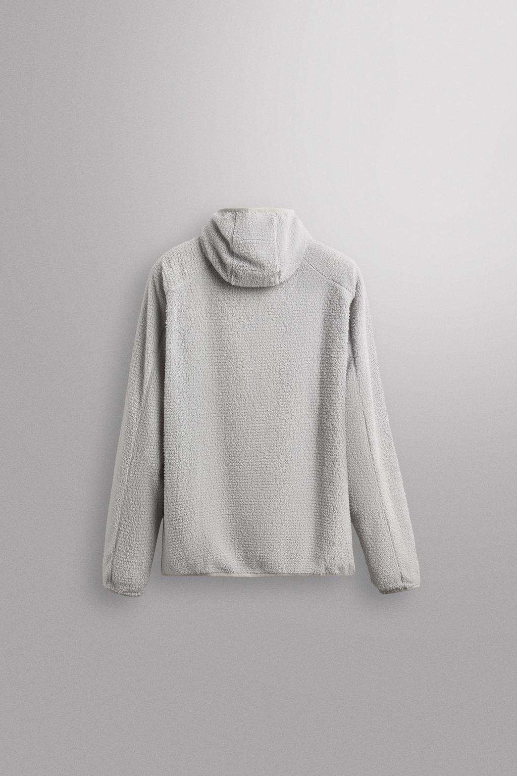 ФЛИСОВАЯ ТОЛСТОВКА С КАПЮШОНОМ И ТЕКСТУРОЙ