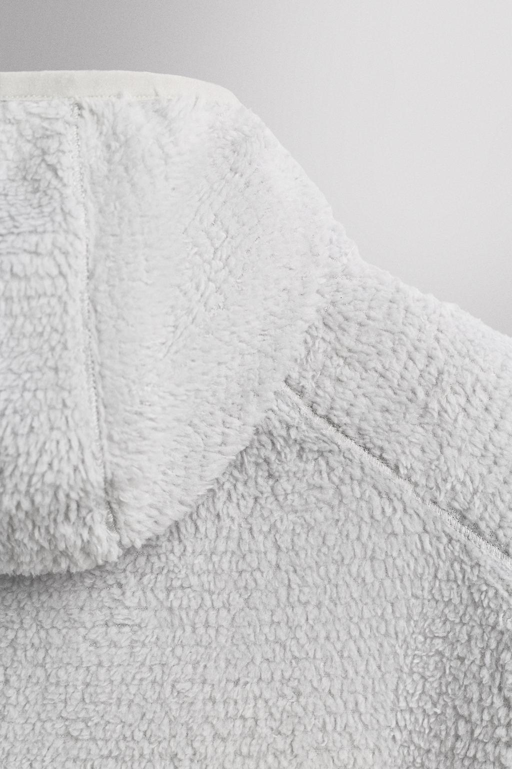 ФЛИСОВАЯ ТОЛСТОВКА С КАПЮШОНОМ И ТЕКСТУРОЙ