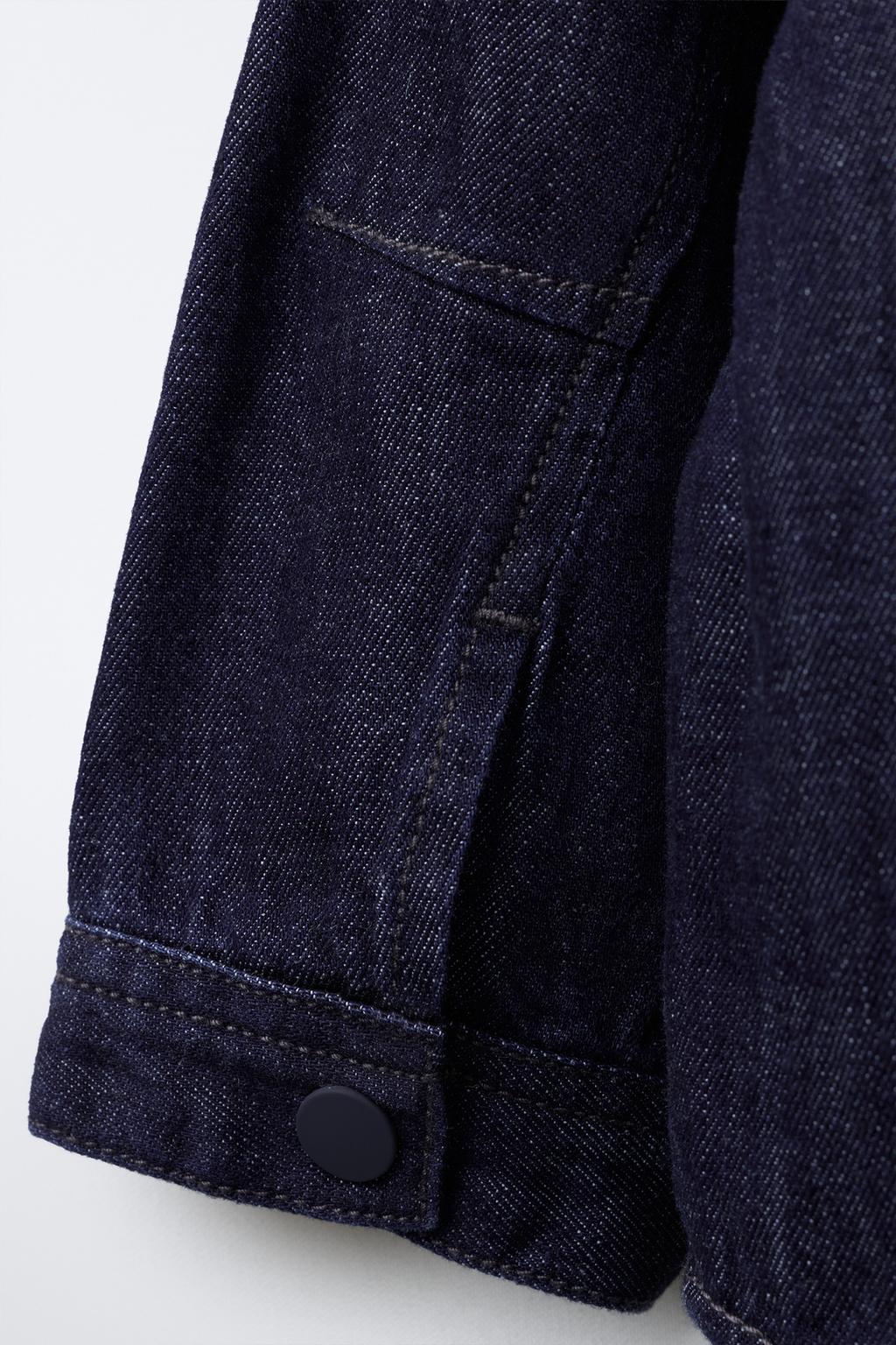 ДЖИНСОВАЯ РУБАШКА С ПРОРЕЗИНЕННЫМИ ПУГОВИЦАМИ