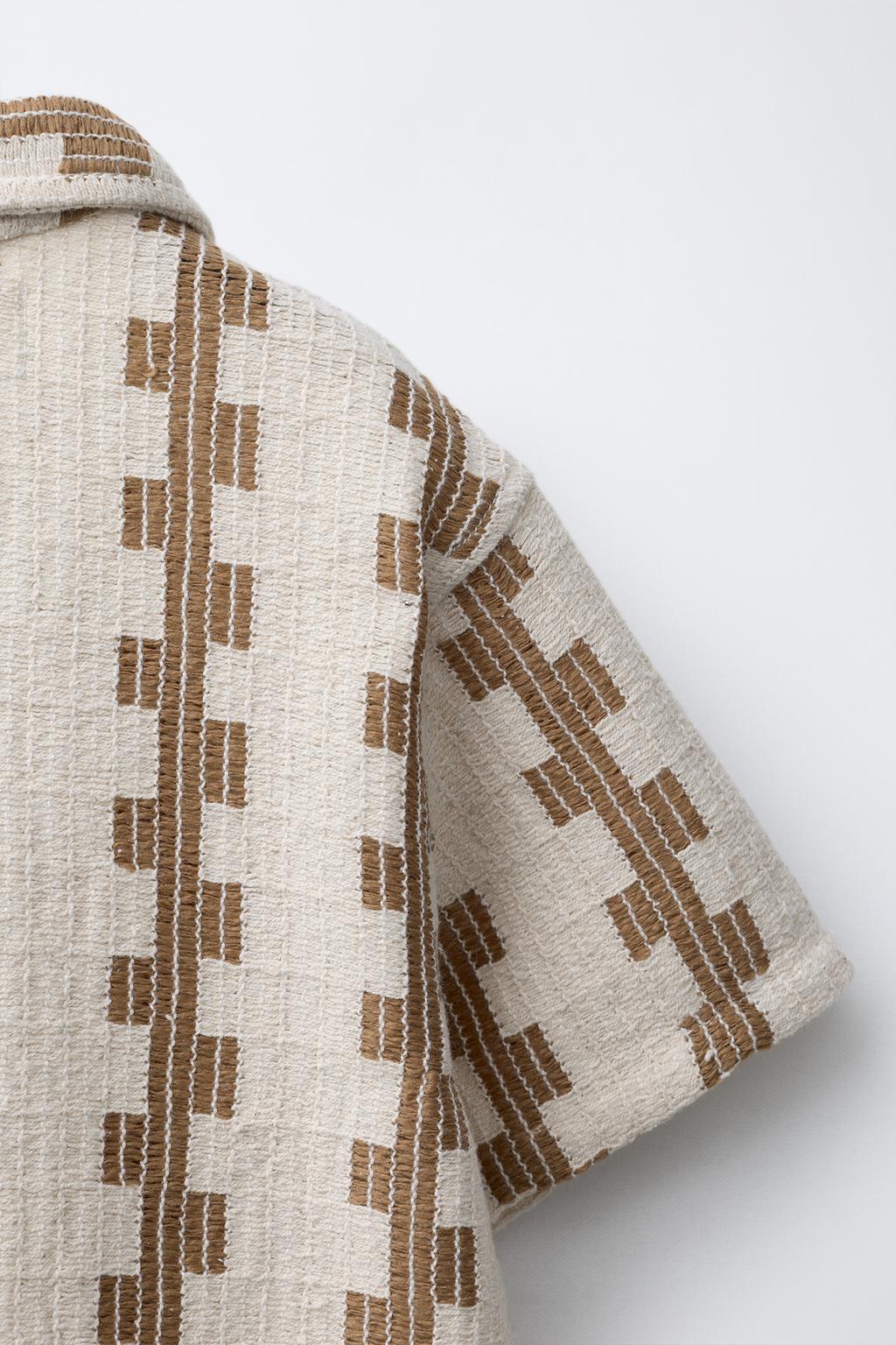 Рубашка в принтованном рисунке