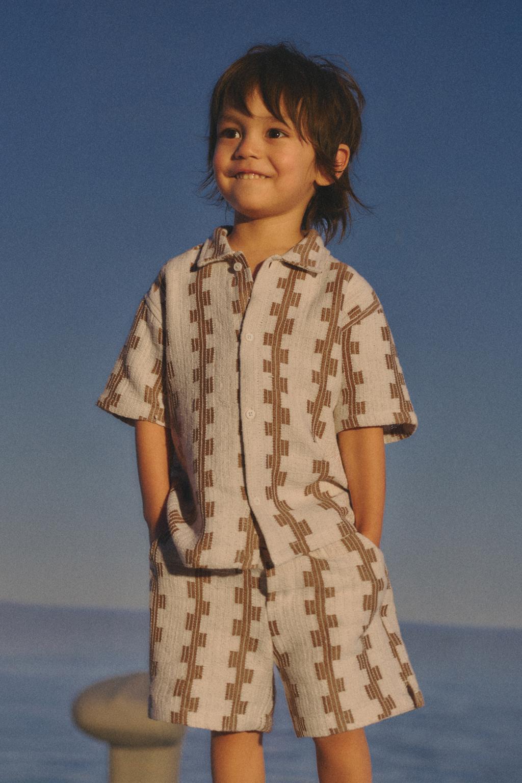 ШОРТЫ ИЗ РЕЛЬЕФНОЙ ТКАНИ С ПРИНТОМ