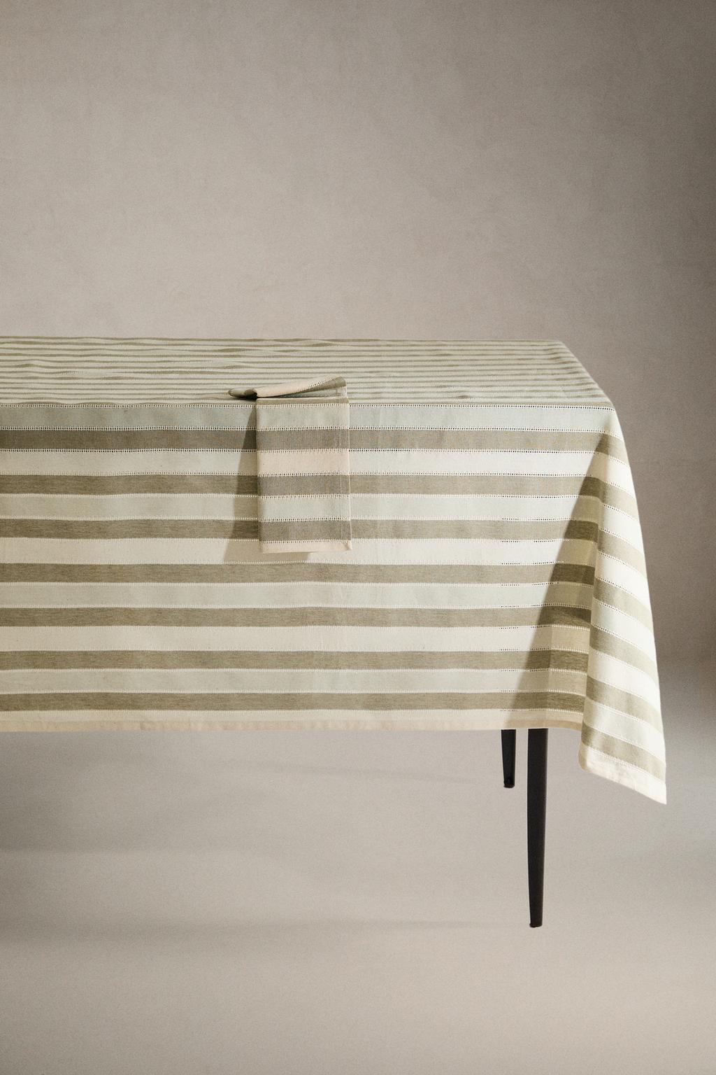 Полосатый скатерть с кружевным краем