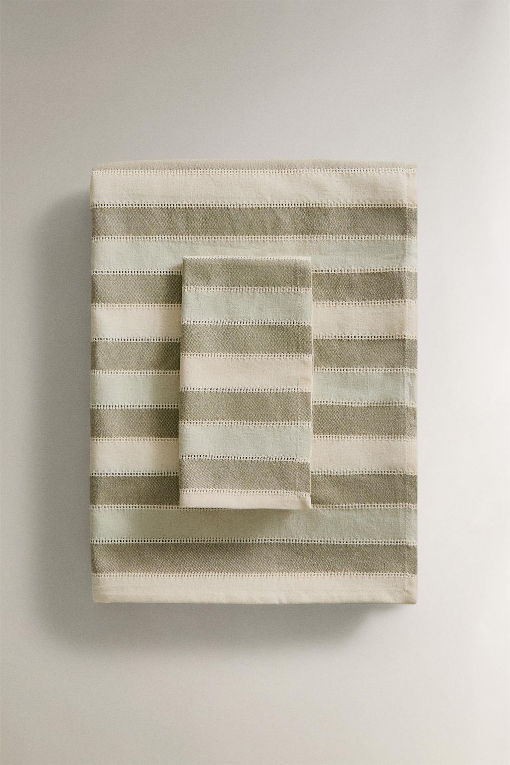 Полосатый скатерть с кружевным краем