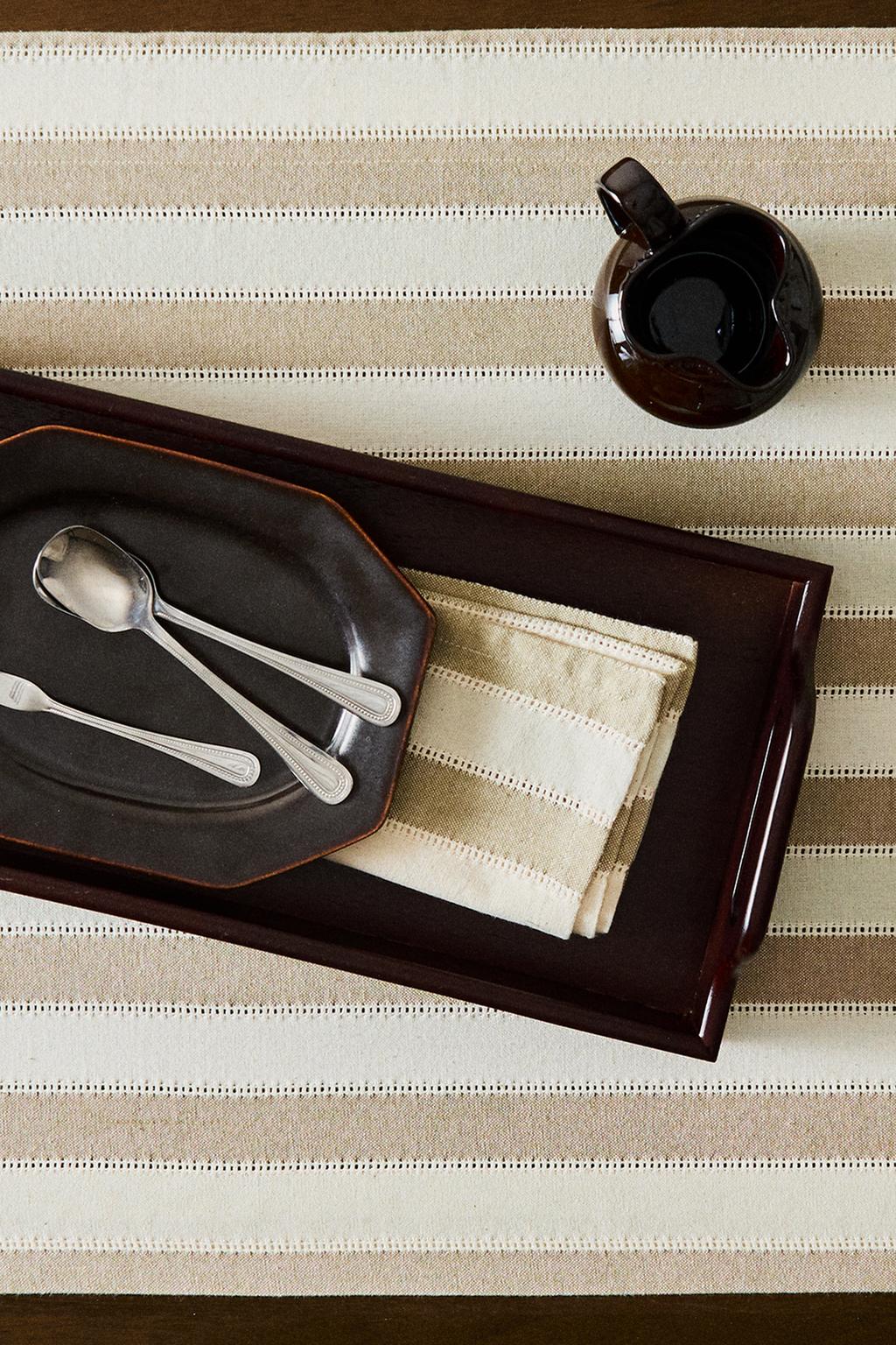 Полосатый поднос с кружевным краем