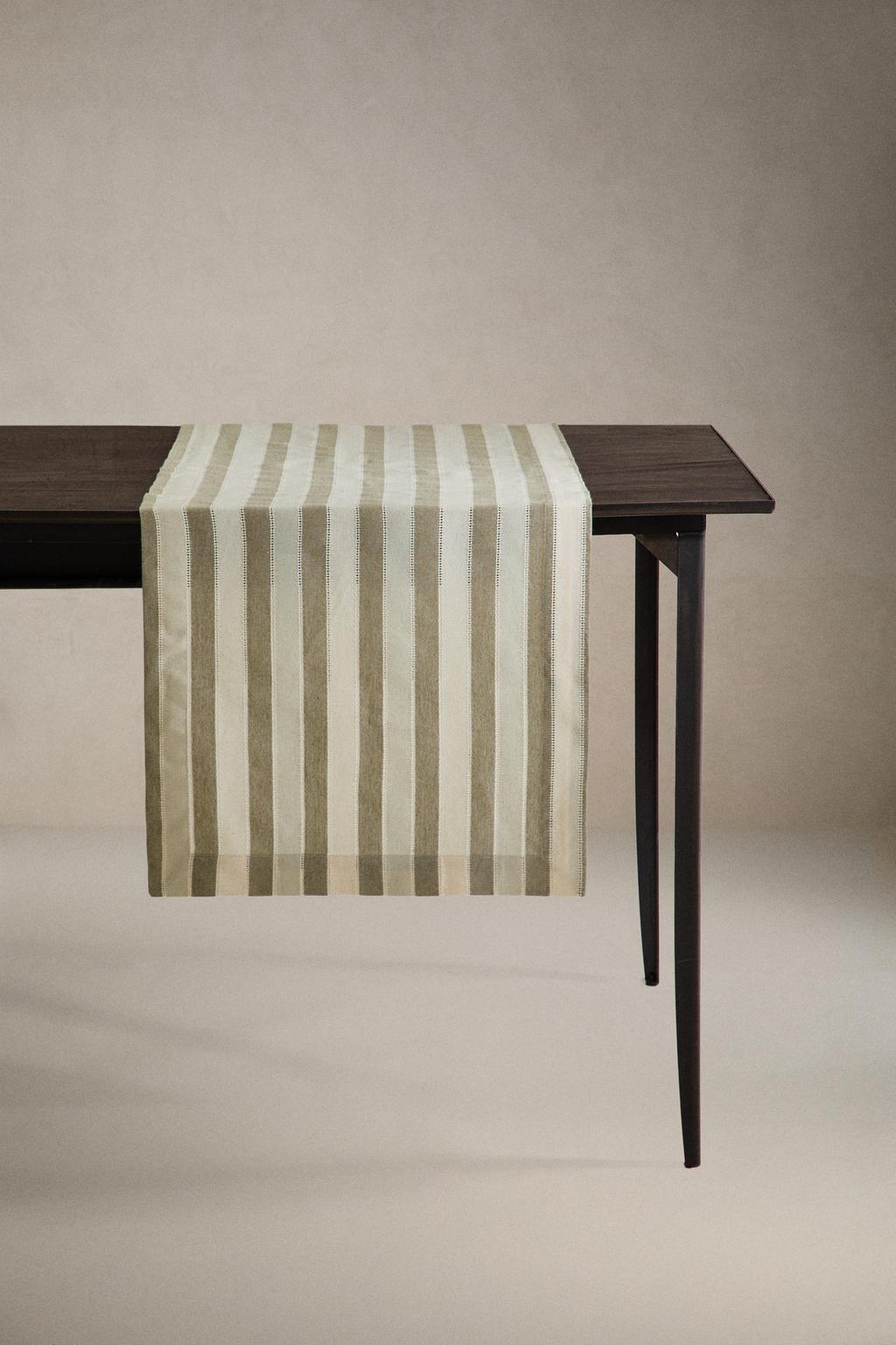 Полосатый поднос с кружевным краем