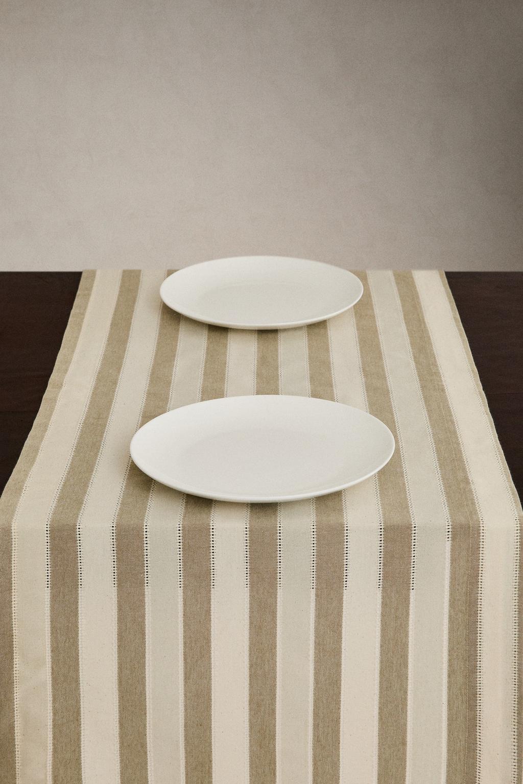 Полосатый поднос с кружевным краем