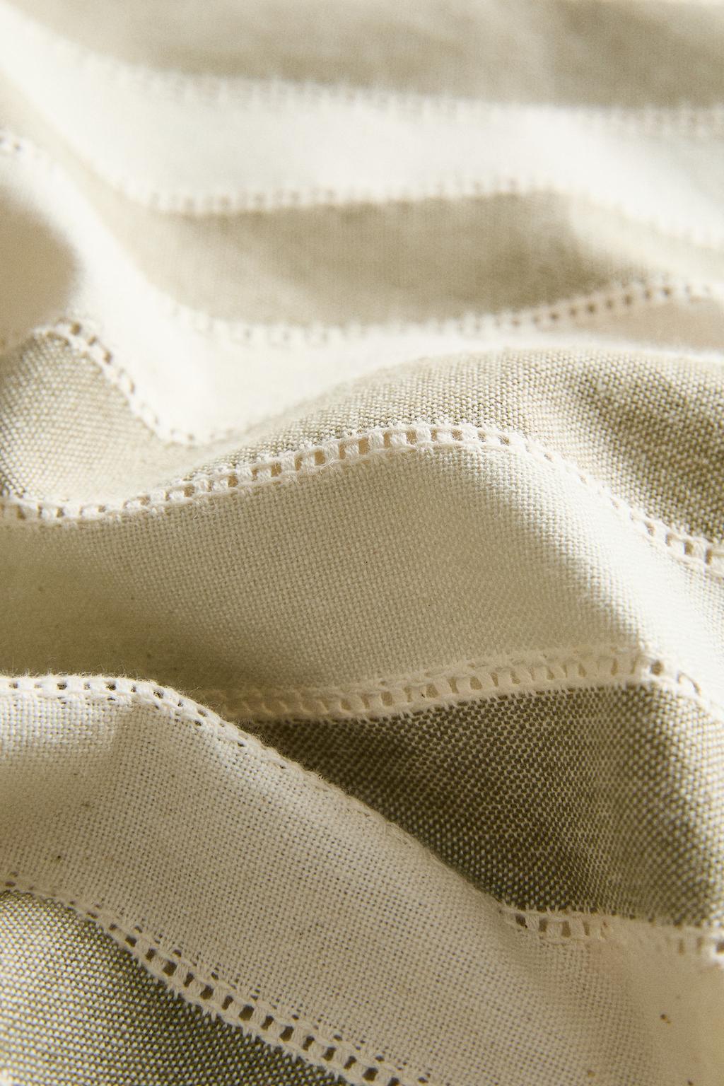 Полосатый поднос с кружевным краем