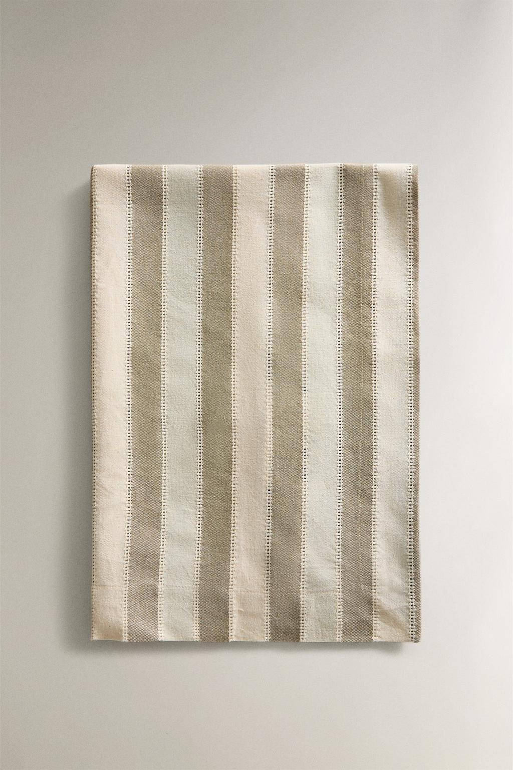 Полосатый поднос с кружевным краем